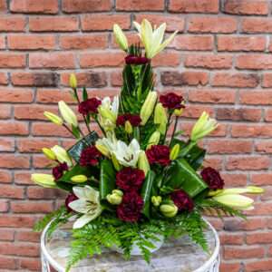 Centro de Claveles Rojos y Lilium Blanco 25 euros