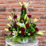 Centro de Claveles Rojos y Lilium Blanco 25 euros