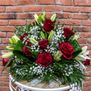 Centro de Rosas Rojas y Lilium Blanco y Paniculata Blanca 30 euros