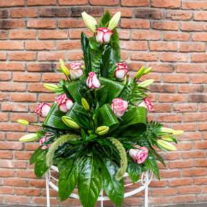 Centro de Rosas Rosas y Lilium Blanco 35 euros