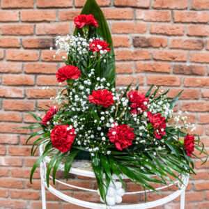 Centro en L de Claveles Rojos y Paniculata Blanca 20 euros