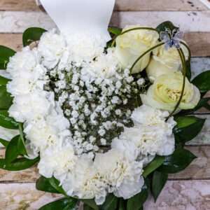 Corazón Pequeño de Claveles Blancos y Rosas Blancas 25 euros