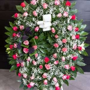 Corona de rosas rosas y paniculata blanca 190€
