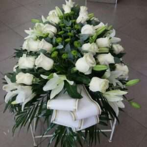 Cubre de rosas blancas, lilium blanco y feeling green