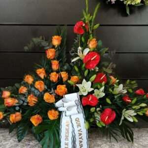 Palma rosas naranja y anthurium naranja