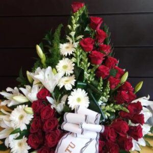 Centro de gerberas blancas y rosas rojas