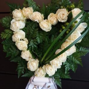 Corazon rosas blancas