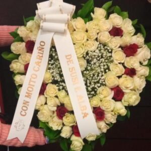 Corazon rosas blancas y roja