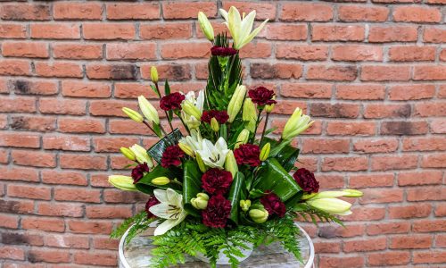 Centro de Claveles Rojos y Lilium Blanco 25 euros