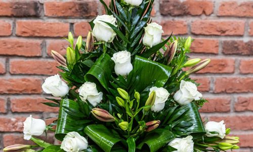Centro de Rosas Blancas y Lilium Rojo 40 euros