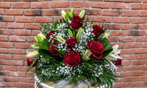 Centro de Rosas Rojas y Lilium Blanco y Paniculata Blanca 30 euros