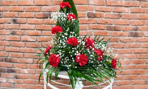 Centro en L de Claveles Rojos y Paniculata Blanca 20 euros