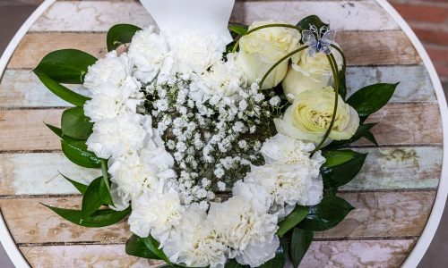 Corazón Pequeño de Claveles Blancos y Rosas Blancas 25 euros