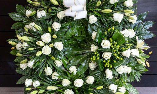 Corona de rosas blancas y lilium blanco 190€