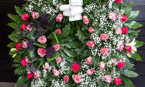 Corona de rosas rosas y paniculata blanca 190€