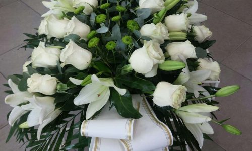 Cubre de rosas blancas, lilium blanco y feeling green