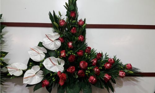 Palma rosas rojas y anthurium blanco