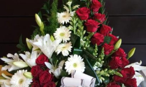 Centro de gerberas blancas y rosas rojas