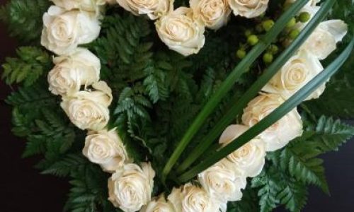 Corazon rosas blancas