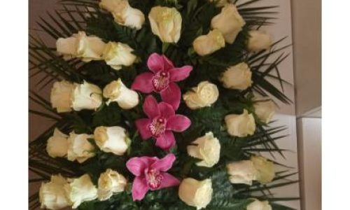 Cubre rosas blancas y orquidea
