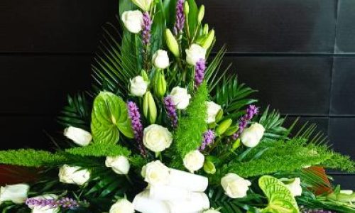 Palma rosas blancas y liatris