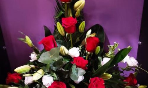 Palma rosas rojas y lisianthus blanco