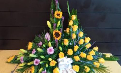 Palma rosas amarillas y girasoles