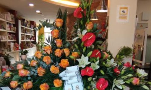 Palma rosas naranja y anthurium naranja