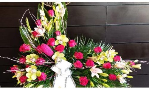 Palma rosas fucsias y orquidea verde