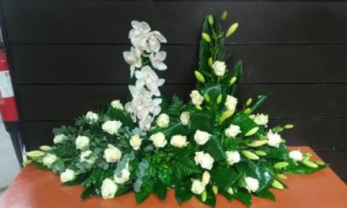 Palma rosas blancas y orquideas blancas