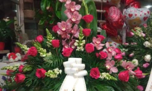 Palma rosas fucsia y orquidea rosa