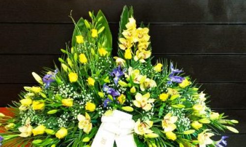 Palma rosas amarillas y orquidea amarilla