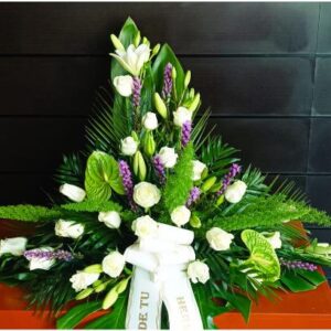 Palma rosas blancas y liatris