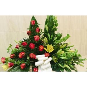 Palma rosas naranjas y lilium amarillo