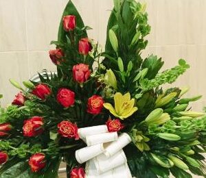 Palma rosas naranjas y lilium amarillo