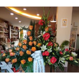 Palma rosas naranja y anthurium naranja