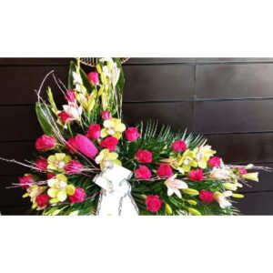 Palma rosas fucsias y orquidea verde