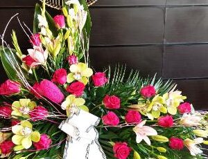 Palma rosas fucsias y orquidea verde