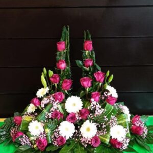 Palma rosas fucsia y gerbera blanca