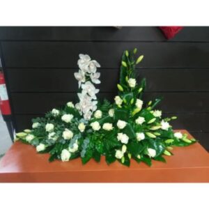 Palma rosas blancas y orquideas blancas