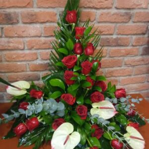 Palma rosas rojas y anthurium blanco