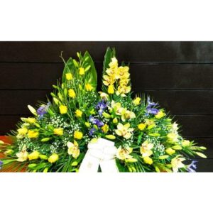 Palma rosas amarillas y orquidea amarilla